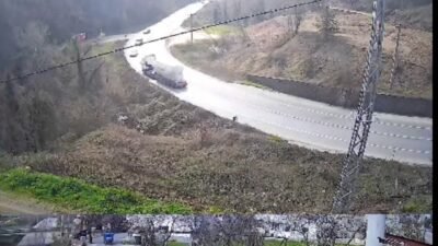İsa ÇİÇEK/AKYAZI (Sakarya), (DHA)- SAKARYA'nın Akyazı ilçesinde, karşı şeride geçen