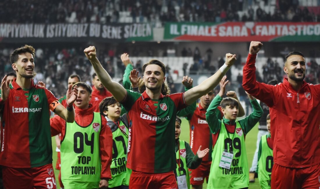 Karşıyaka ile Ayvalıkgücü İzmir’de rakip İZMİR, (DHA)- 3'üncü Lig 4'üncü Küme'de Play-Off sınırının savlı takımları