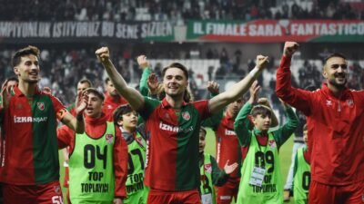 İZMİR, (DHA)- 3'üncü Lig 4'üncü Küme'de Play-Off sınırının savlı takımları