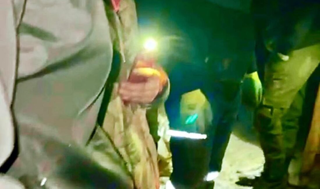 Bedir ALTUNOK/KARS, (DHA)- KARS merkeze bağlı Çığırgan köyünde çöken ahırdaki