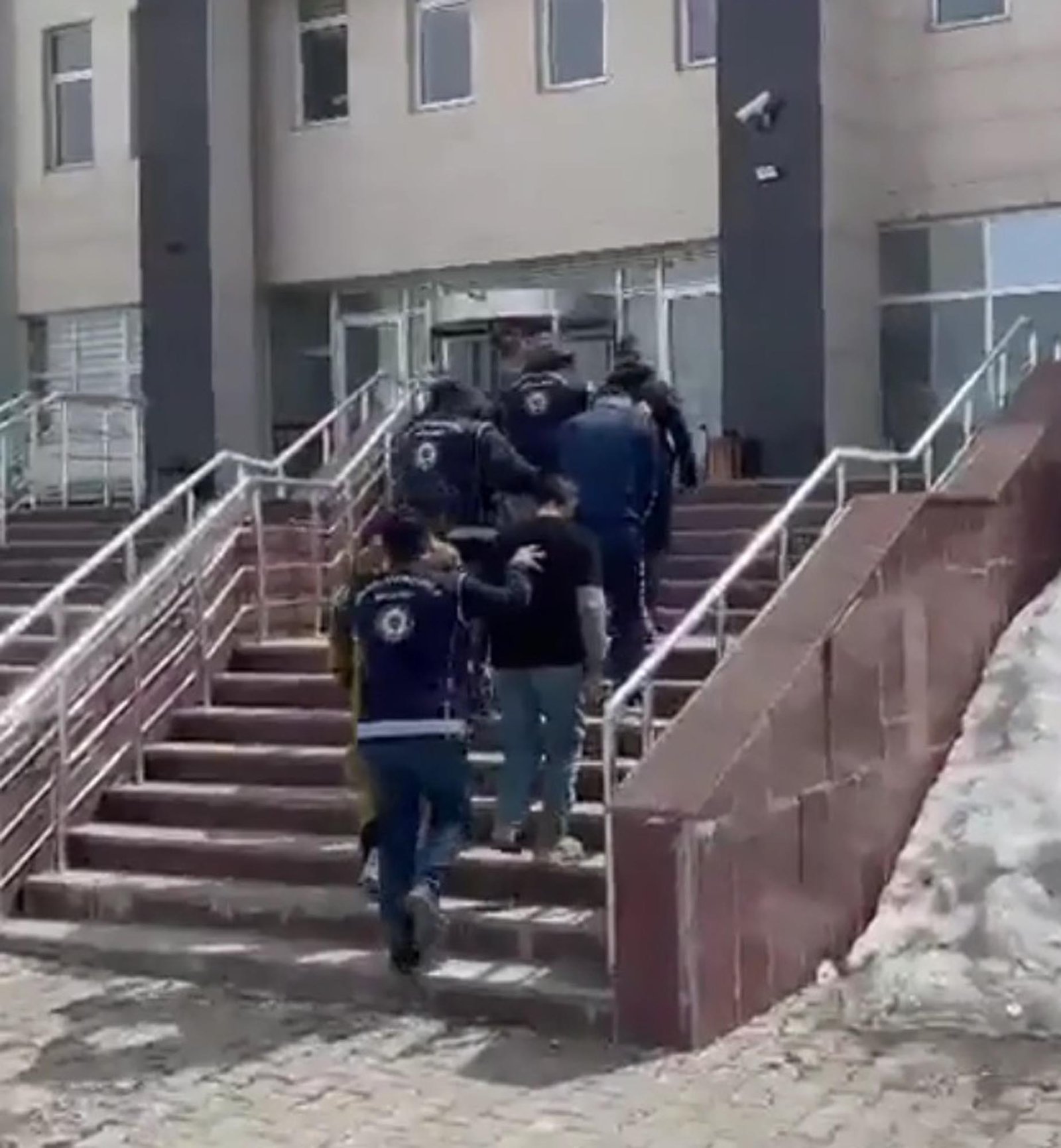 Volkan KARABAĞ/KARS, (DHA)- KARS'ta operasyon kapsamında durdurulan kamyonette 12 kaçak