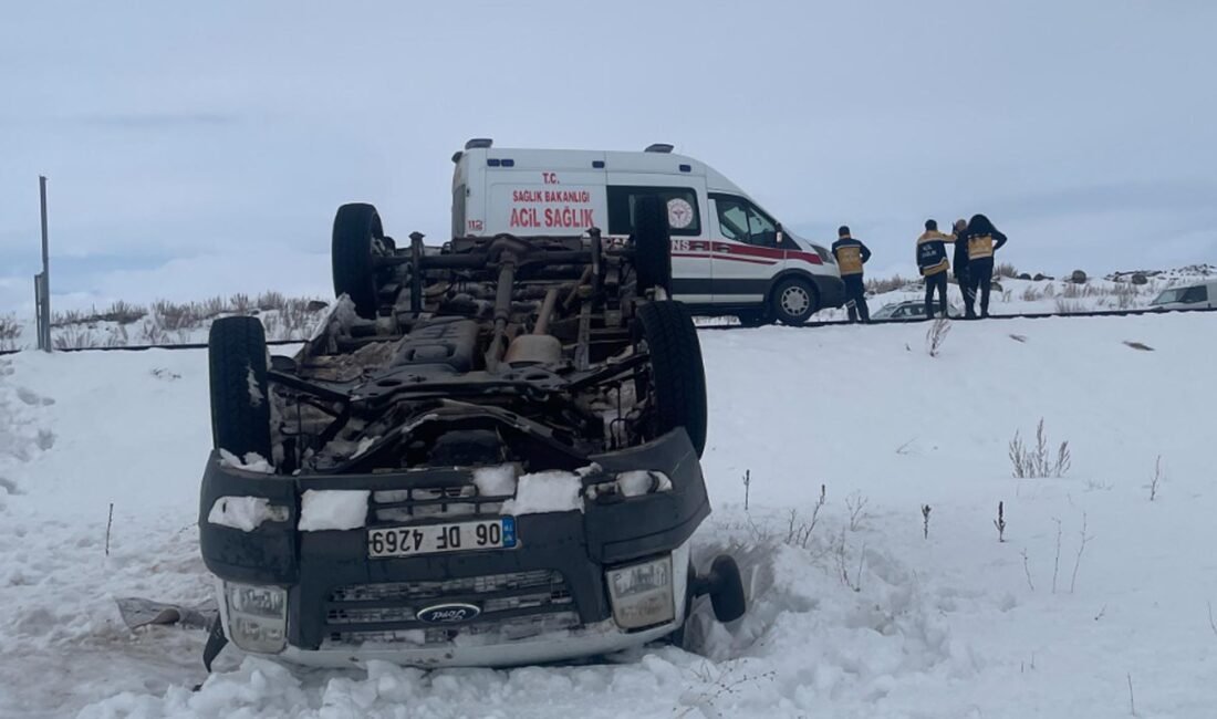 Kars’ta minibüs şarampole devrildi: 5 yaralı Volkan KARABAĞ/KARS, (DHA)- KARS’ta minibüsün şarampole devrildiği kazada 5 kişi