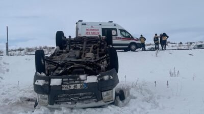 Volkan KARABAĞ/KARS, (DHA)- KARS’ta minibüsün şarampole devrildiği kazada 5 kişi