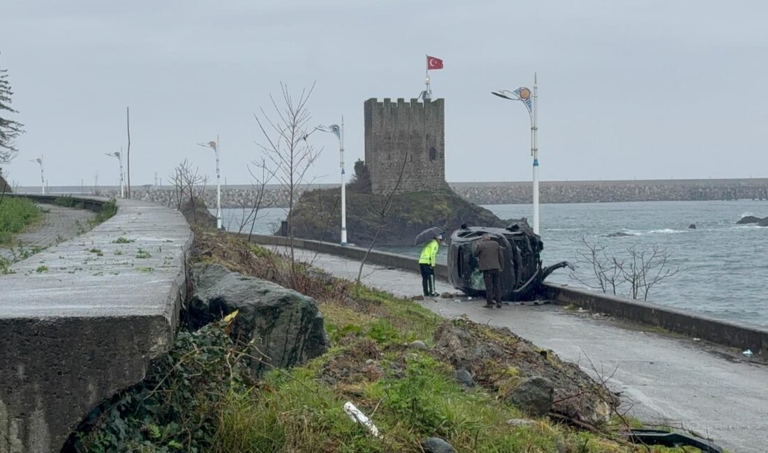Kayganlaşan yolda otomobil takla attı Cevahir TOPALOĞLU/PAZAR (Rize), (DHA)- RİZE'nin Pazar ilçesinde, yağış nedeniyle kayganlaşan