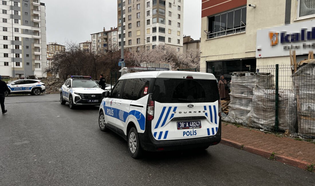 Kayseri’de bıçaklı kavga: 1 yaralı Furkan KAVUKLU/ KAYSERİ, (DHA)- KAYSERİ'nin Kocasinan ilçesinde akrabası Ü.T.'yi bıçakla