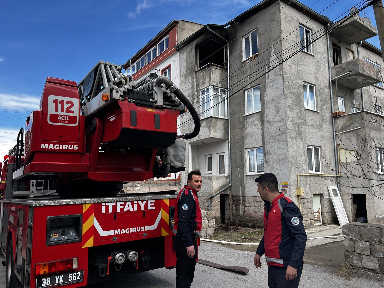 Furkan KAVUKLU/KAYSERİ, (DHA)- KAYSERİ’de 3 katlı binanın son katında çıkan