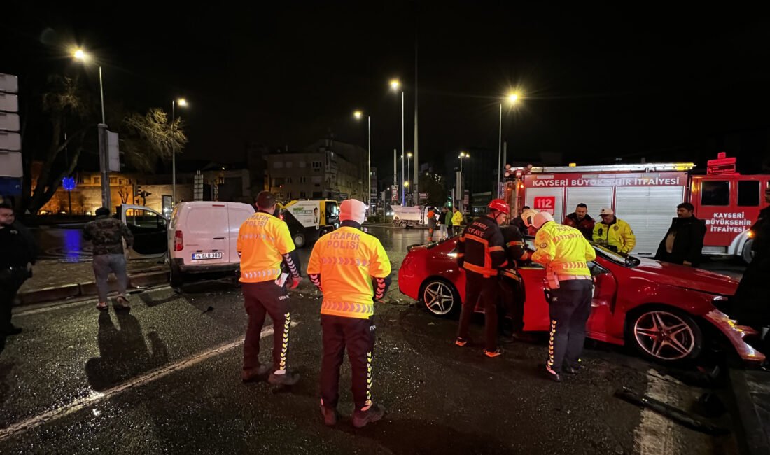 Furkan KAVUKLU/ KAYSERİ, (DHA)- KAYSERİ’nin Kocasinan ilçesinde hafif ticari araç