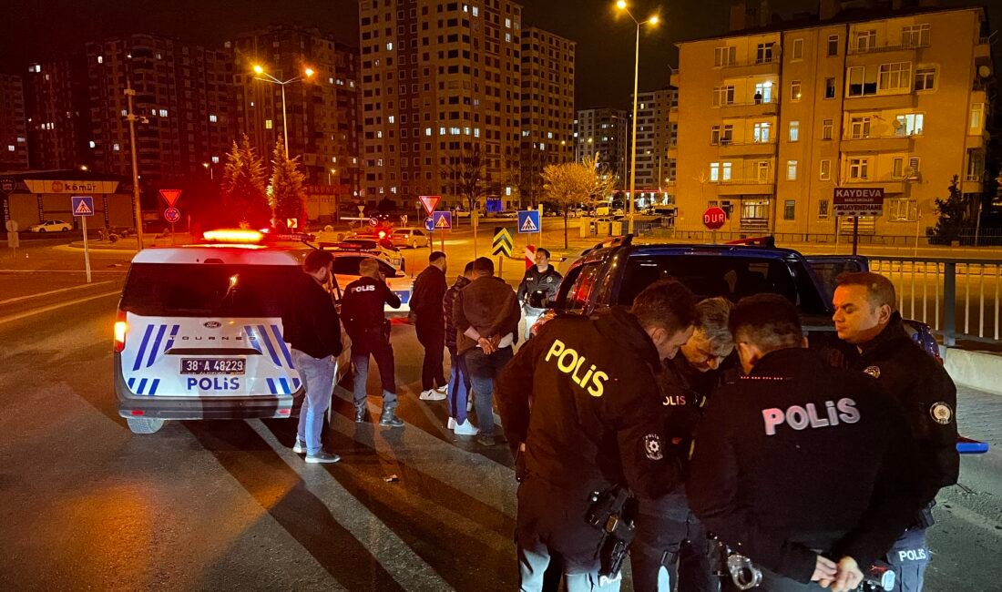 Kayseri’de polisten kaçan alkollü iki sürücüye toplam 920 bin TL ceza Furkan KAVUKLU/ KAYSERİ, (DHA)- KAYSERİ’de iki ayrı ilçede yapılan denetimlerde