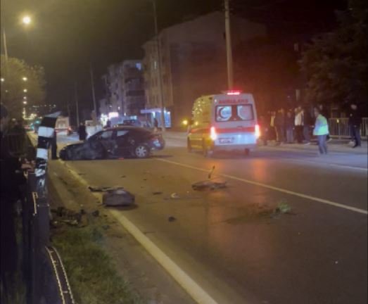 Kediye çarpmamak için manevra yapıp refüjdeki korkuluklara vurdu; 2 yaralı Emre ÖNCEL/SAMSUN, (DHA)- SAMSUN'un Atakum ilçesinde, kediye çarpmamak için manevra