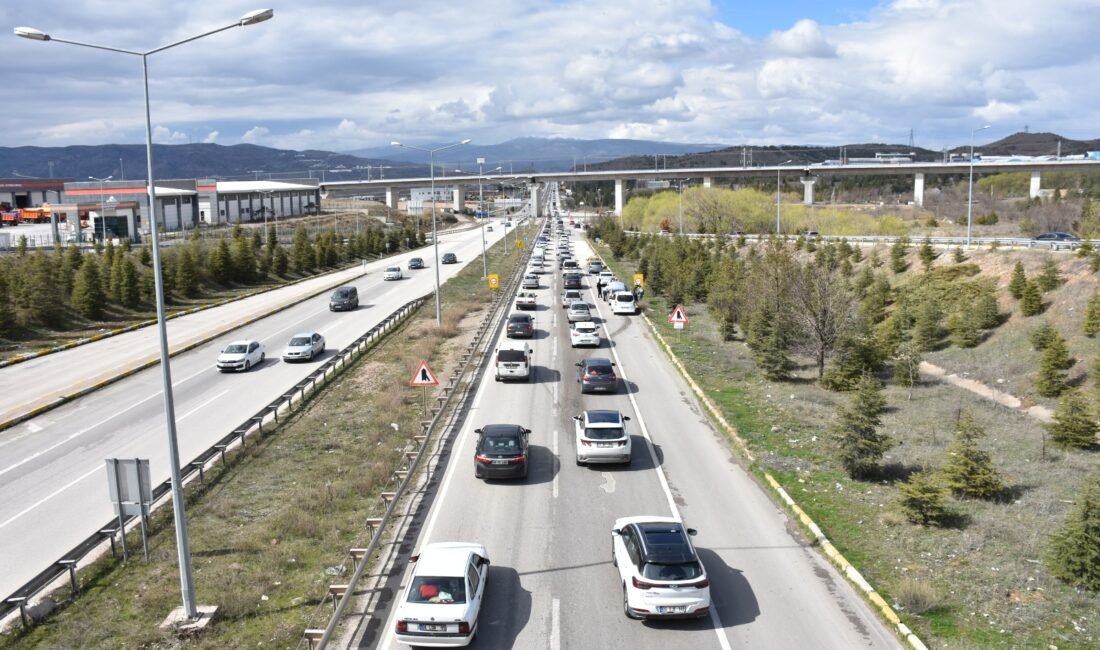 Burak CAN/KIRIKKALE, (DHA)- RAMAZAN Bayramı’nın 3'üncü gününde evlerine dönen vatandaşlar,
