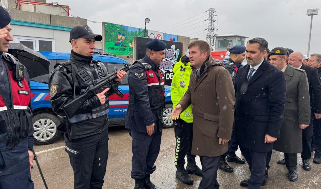 KIRIKKALE VALİSİ, 'KİLİT KAVŞAK'TA GÖREVLİ PERSONELLE BAYRAMLAŞTI Kırıkkale Valisi Hüseyin