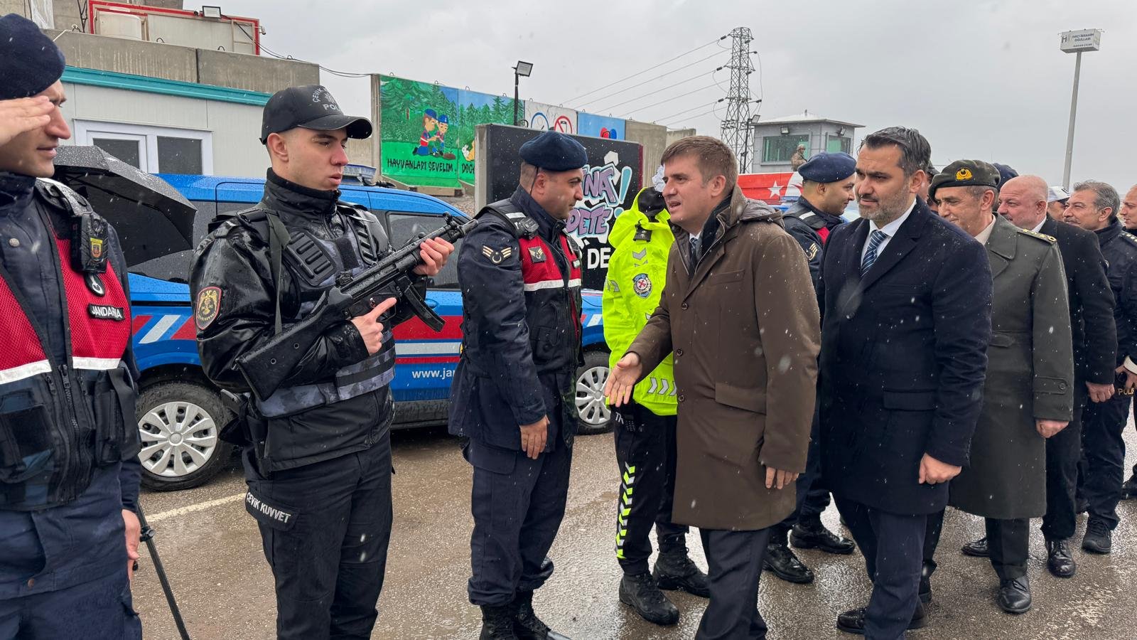 KIRIKKALE VALİSİ, 'KİLİT KAVŞAK'TA GÖREVLİ PERSONELLE BAYRAMLAŞTI Kırıkkale Valisi Hüseyin