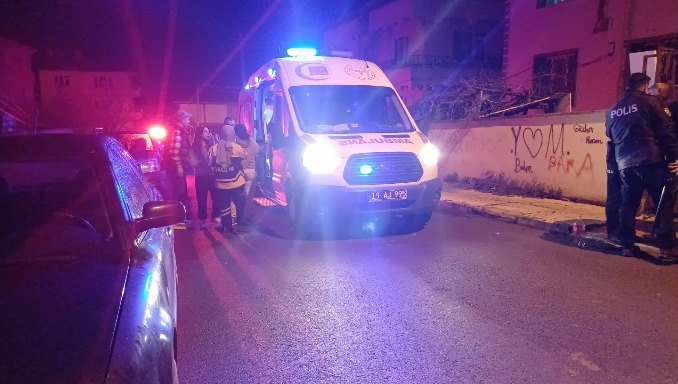 Komşular arasında bıçaklı ve sopalı kavga; 6 yaralı Halil Can ÖZEKER/ÇORUM, (DHA)- ÇORUM'da husumetli olan iki komşu arasında