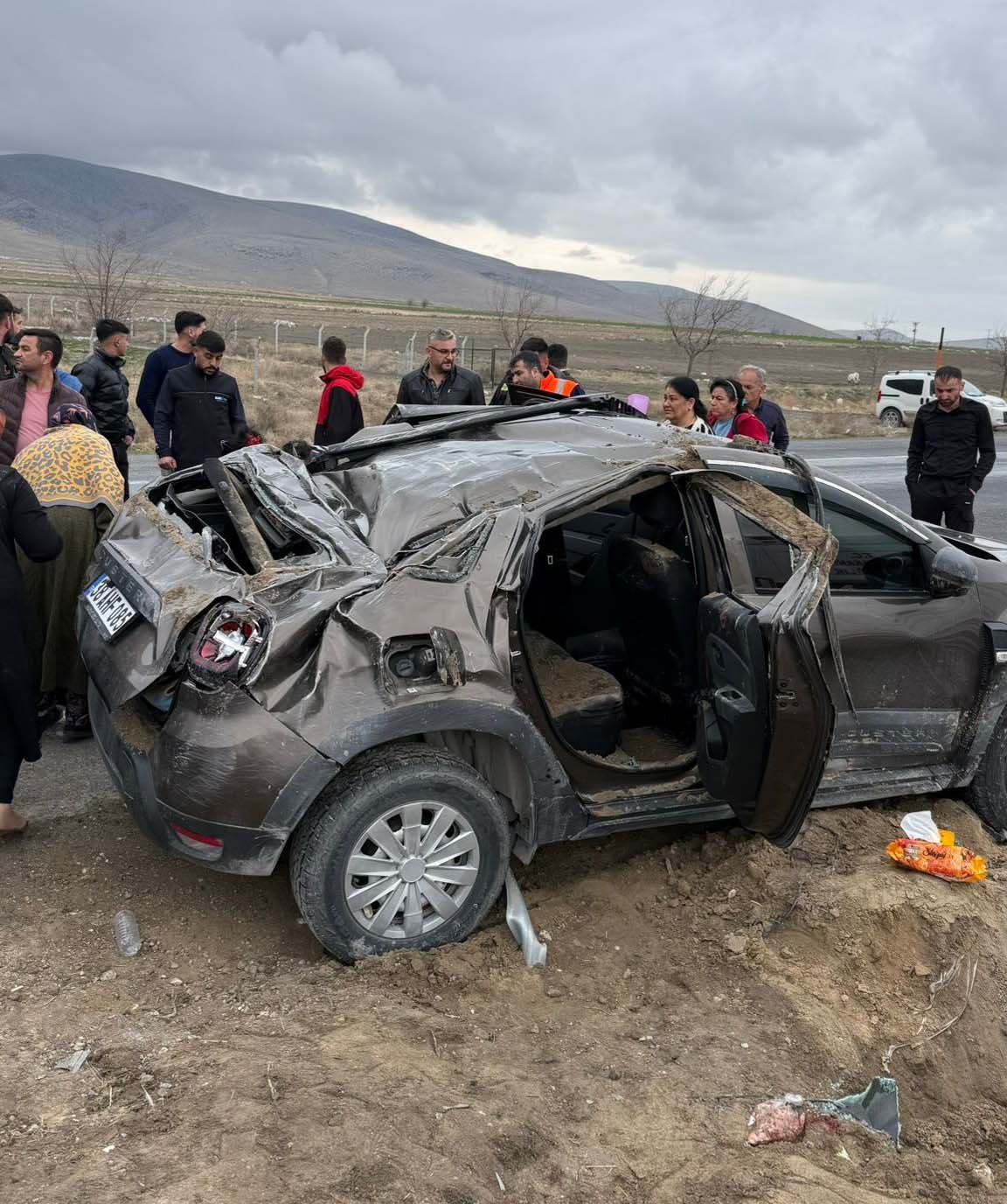 Mehmet OKUYUCU/ KARAPINAR(Konya), (DHA)- KONYA'nın Karapınar ilçesinde kontrolden çıkan otomobilin