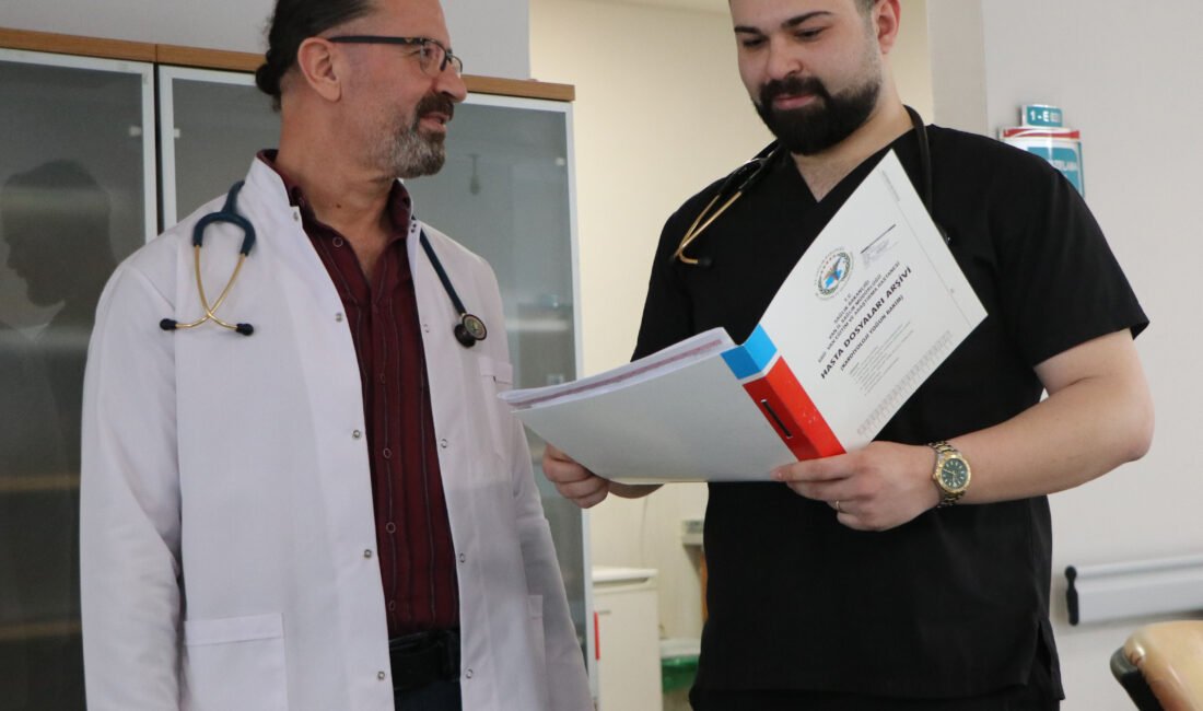 Küçükken hayalini kuruyordu, şimdi babasıyla aynı hastanede şifa dağıtıyor Gülay KUYUCU-Orhan AŞAN/VAN,(DHA)-VAN Eğitim ve Araştırma Hastanesi'nde görev yapan Çocuk