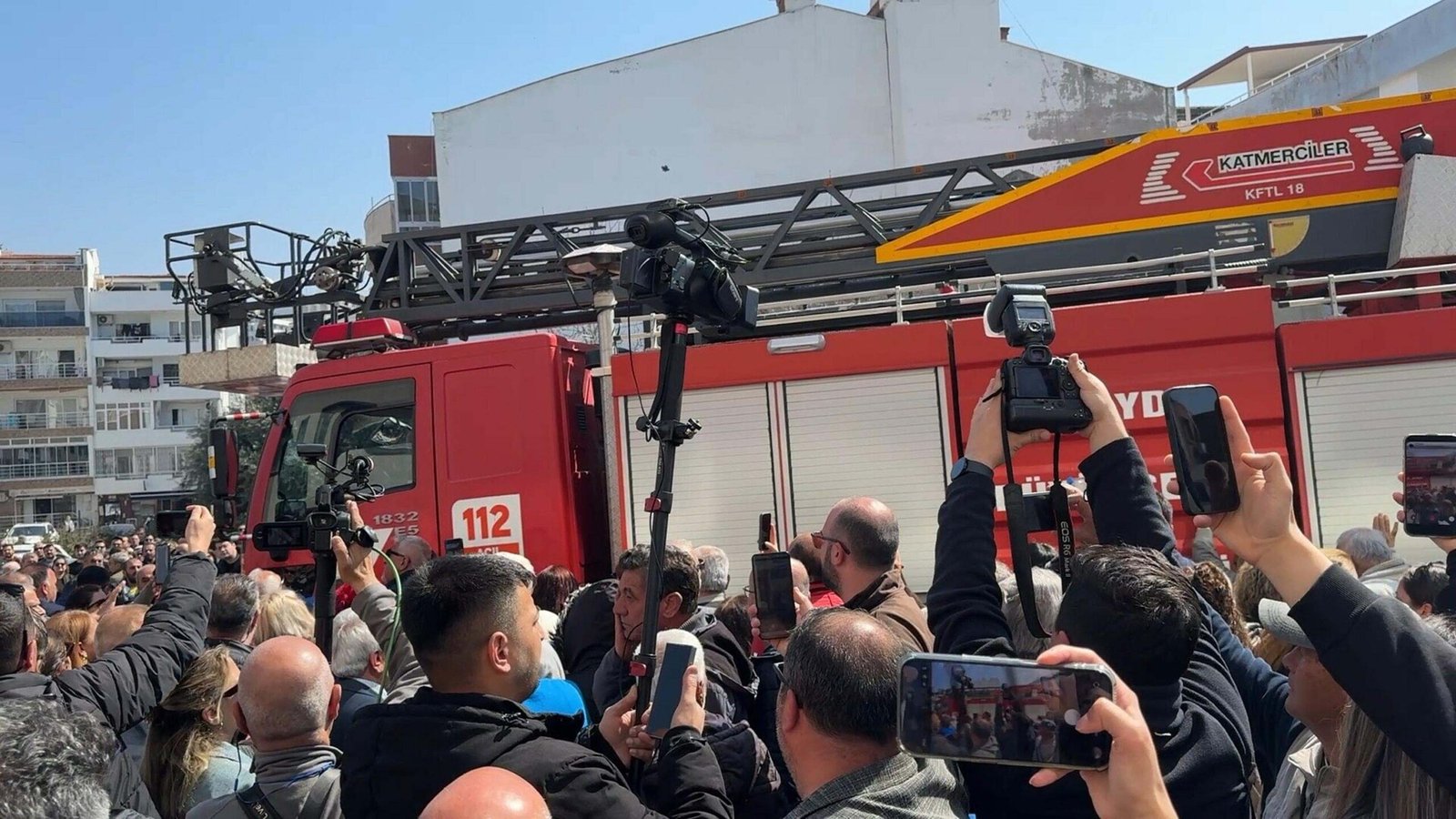 İTFAİYE ARACININ ÇIKIŞI ENGELLENDİ Aydın'ın Kuşadası ilçesinde, İstanbul Cumhuriyet Başsavcılığı