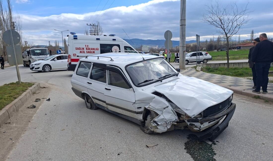 Mustafa AKÇAY/HİSARCIK (Kütahya), (DHA)- KÜTAHYA’nın Hisarcık ilçesinde iki otomobilin çarpıştığı