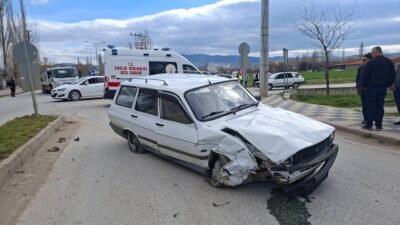 Mustafa AKÇAY/HİSARCIK (Kütahya), (DHA)- KÜTAHYA’nın Hisarcık ilçesinde iki otomobilin çarpıştığı