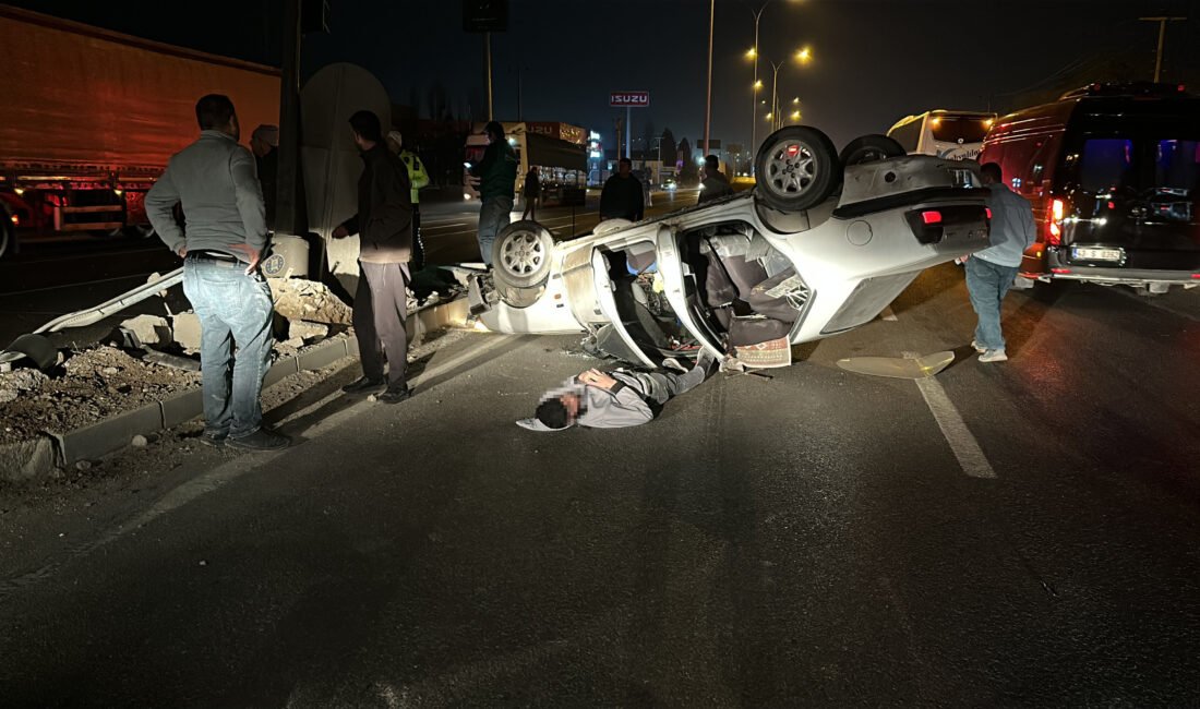 Oğuzhan KILIÇ/KÜTAHYA, (DHA)- KÜTAHYA'da sürücüsünün kontrolünden çıkan otomobil, refüje çıkarak