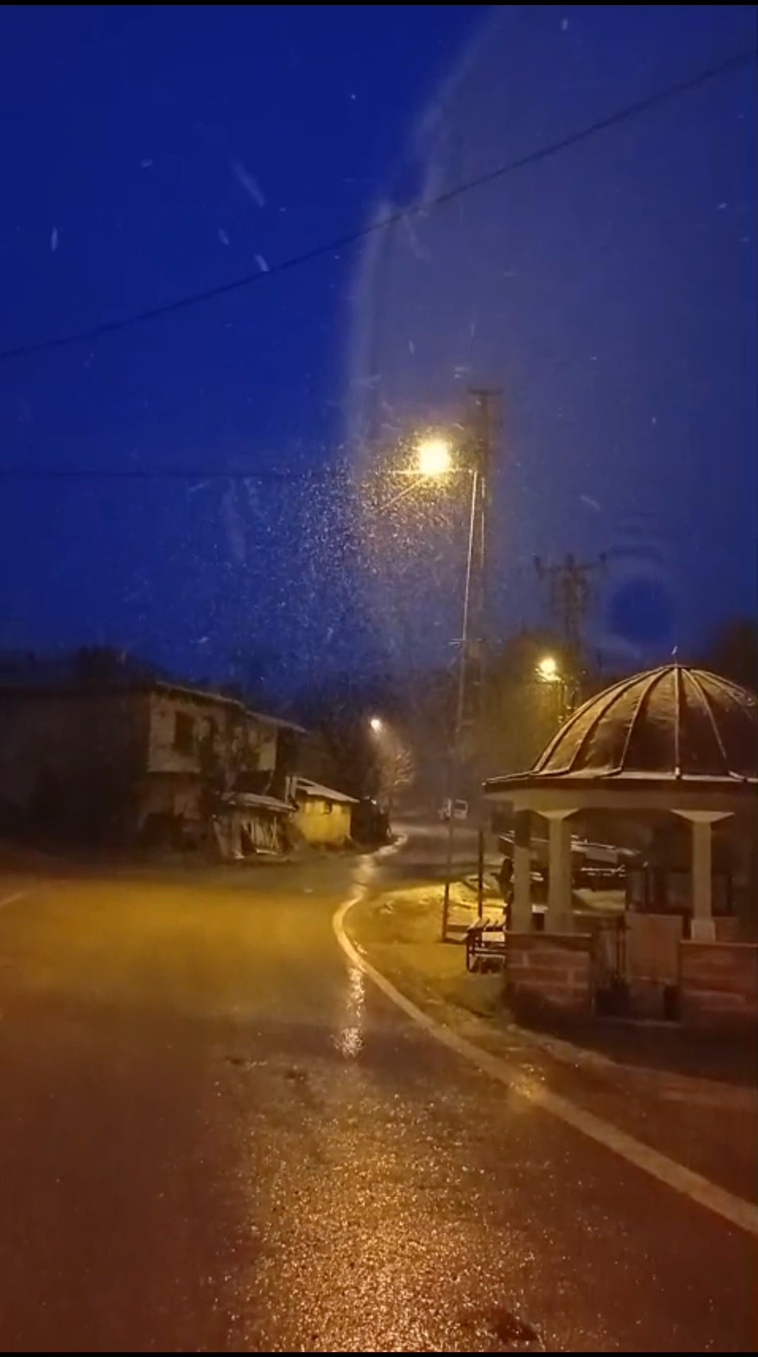 Tuna İŞLEYEN/ TAVŞANLI(Kütahya), (DHA)- KÜTAHYA’nın Tavşanlı ilçesinde akşam saatlerinde aniden