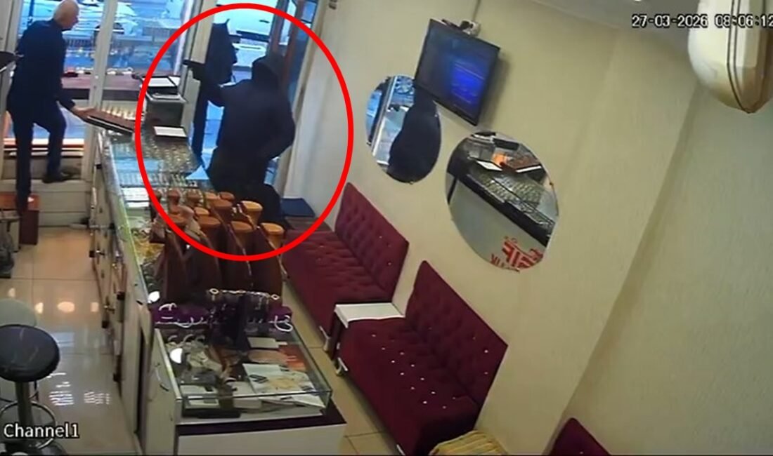 Kuyumcu dükkanına giren maskeli şüpheliler, 1 kilo altını gasbedip kaçtı Seyfettin EKEN-Hüseyin İÇLİ-Gıyasettin TETİK/DİYARBAKIR, (DHA)- DİYARBAKIR’da bir kuyumcu dükkanına giren