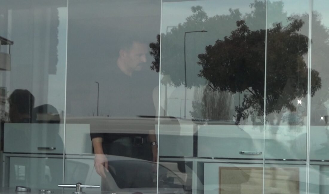 Kuyumcu, ‘Kar payı’ adı altında topladığı 50 milyon lira ile kayboldu Veli KÖKEN/ DÖŞEMEALTI(Antalya), (DHA)- ANTALYA’nın Döşemealtı ilçesinde birikimlerini değerlendirmek amacıyla