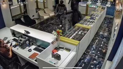 Hasan DÖNMEZ/KONYA, (DHA)- KONYA'da, maskeli 3 şüphelinin, girdikleri dükkanda kuyumcuya