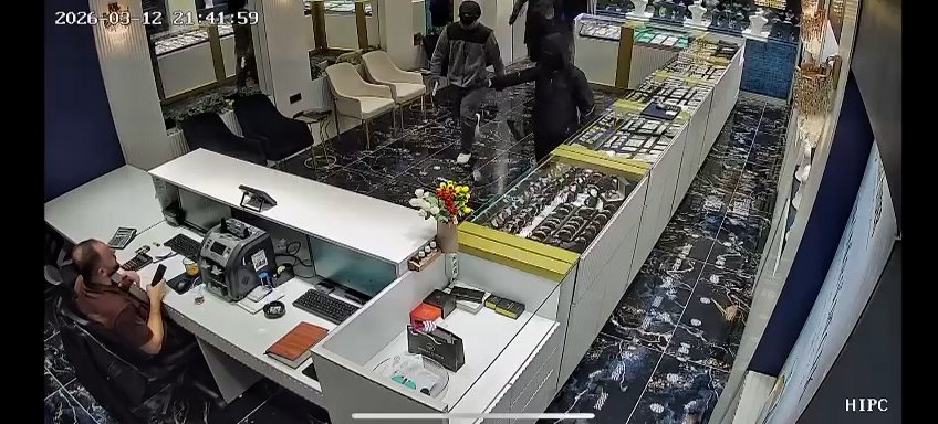 Hasan DÖNMEZ/KONYA, (DHA)- KONYA'da, maskeli 3 şüphelinin, girdikleri dükkanda kuyumcuya