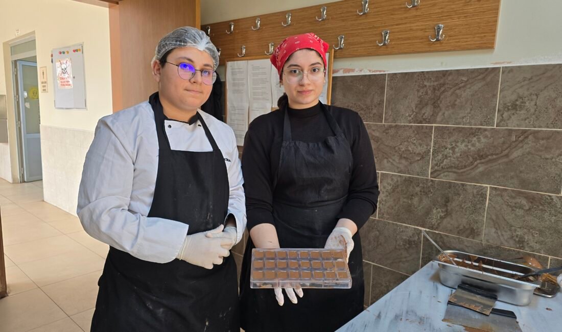 Lise öğrencileri hem meslek öğreniyor hem para kazanıyor Alican GÜMÜŞ/HATAY, (DHA)-HATAY'ın Samandağ Zübeyde Hanım Mesleki ve Teknik Anadolu