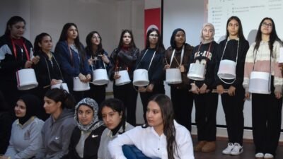 Nuray UZATMAZ/GAZİANTEP, (DHA)- GAZİANTEP'te lise öğrencileri, geri dönüşüm malzemelerinden enstrüman