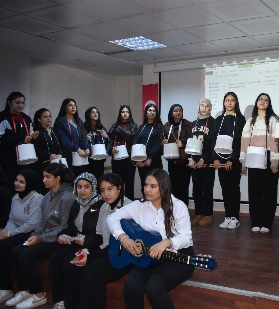 Nuray UZATMAZ/GAZİANTEP, (DHA)- GAZİANTEP'te lise öğrencileri, geri dönüşüm malzemelerinden enstrüman