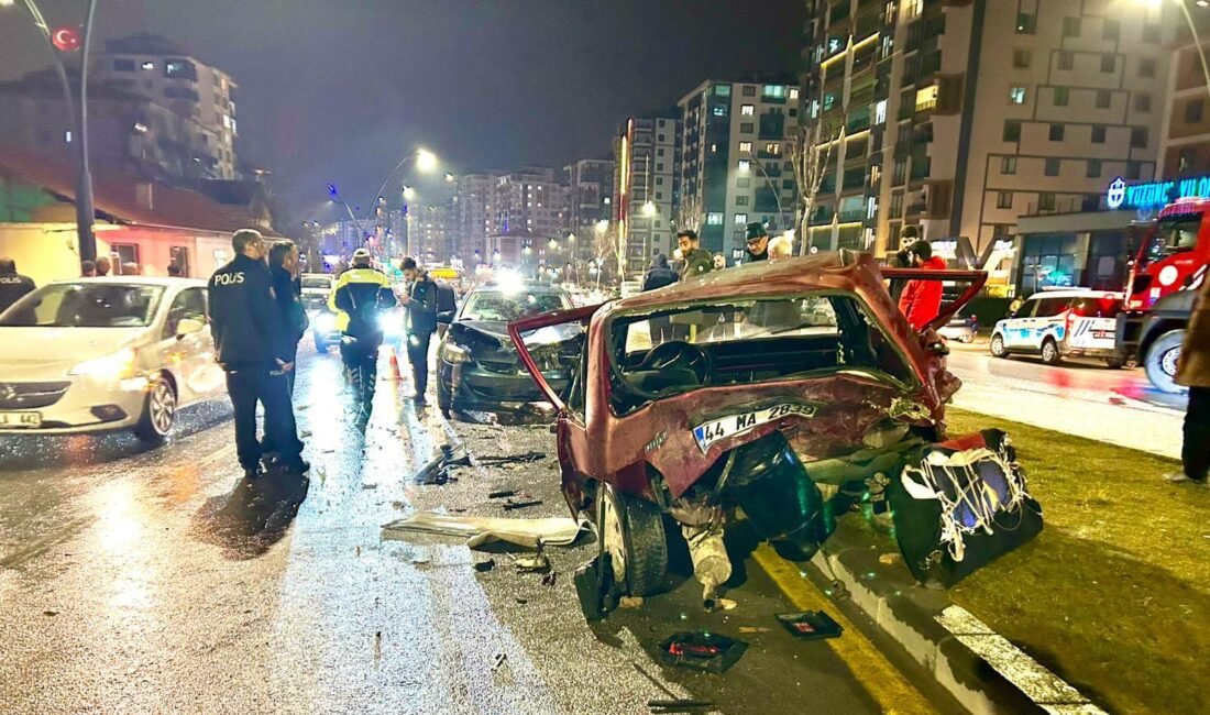 Recep BAĞDAT/MALATYA, (DHA)-MALATYA'da iki otomobilin çarpıştığı kazada 1'i çocuk, 3