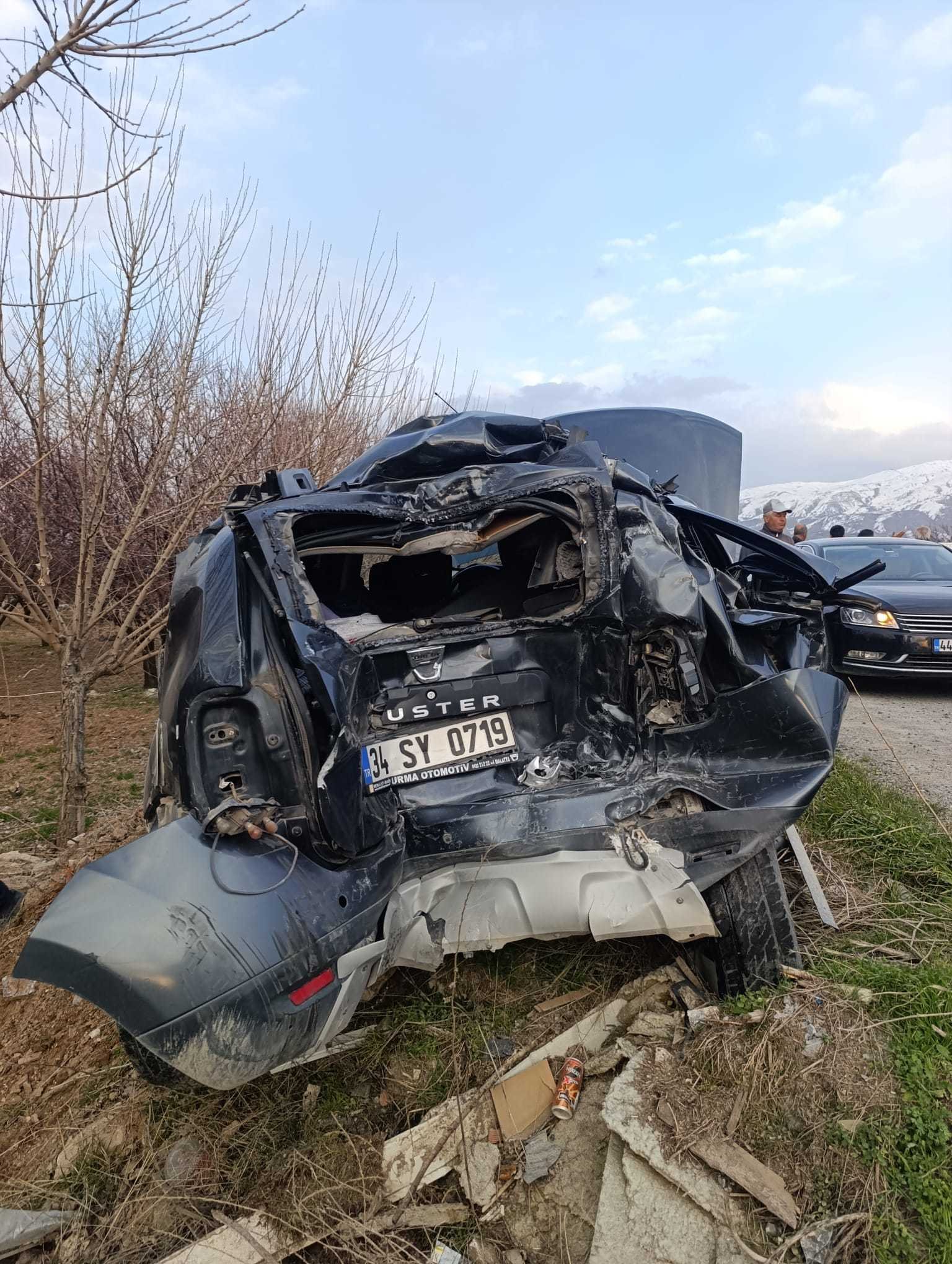 Recep BAĞDAT/MALATYA,(DHA)- MALATYA'nın Kale ilçesinde otomobil ile kamyonun çarpışması sonucu