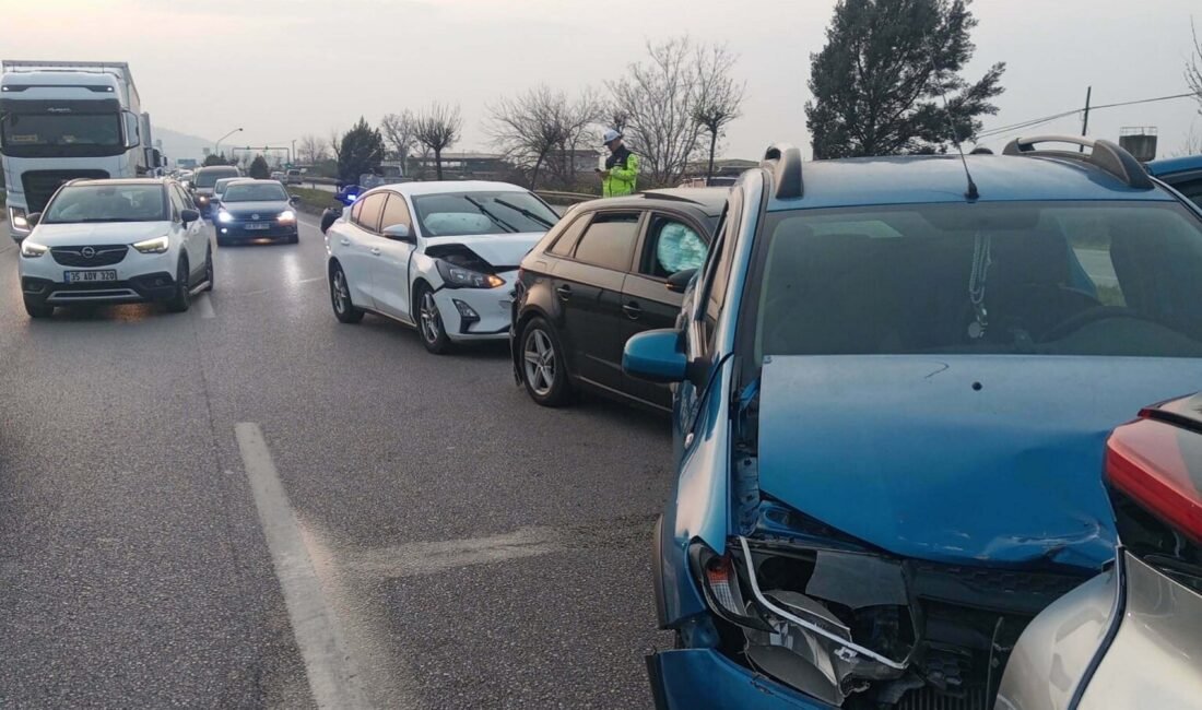 Emre SAÇLI/Salihli, (MANİSA), (DHA)- MANİSA'nın Salihli ilçesinde 4 otomobilin karıştığı