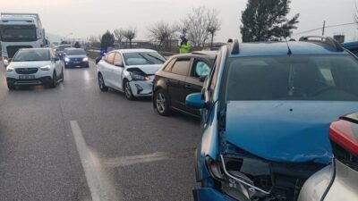 Emre SAÇLI/Salihli, (MANİSA), (DHA)- MANİSA'nın Salihli ilçesinde 4 otomobilin karıştığı