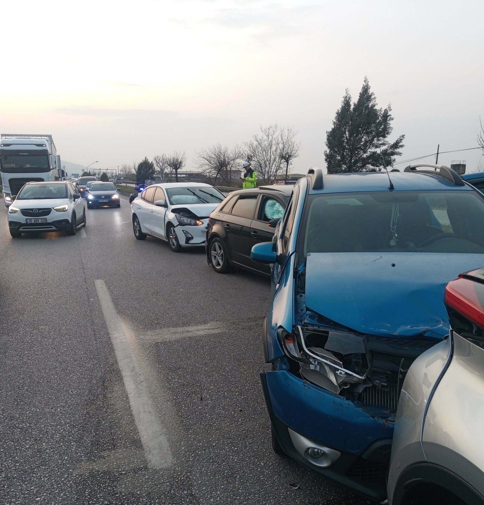 Emre SAÇLI/Salihli, (MANİSA), (DHA)- MANİSA'nın Salihli ilçesinde 4 otomobilin karıştığı