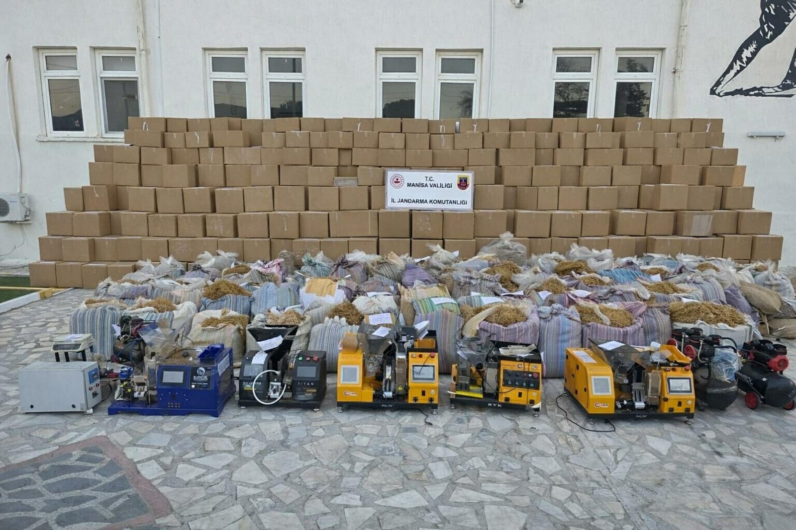 Doğan ÇİZMECİ/TURGUTLU, (Manisa), (DHA)- MANİSA'nın Turgutlu ilçesinde, jandarmanın kaçak tütün