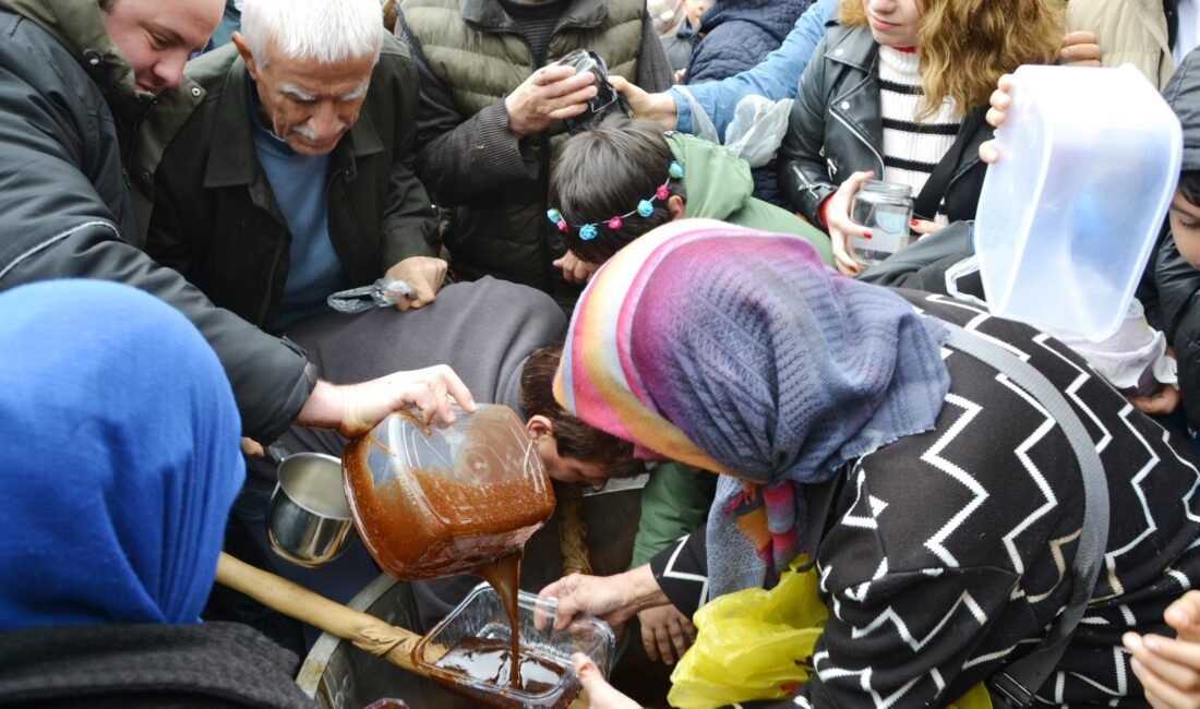 Manisa’da mesir karma töreninde izdiham Ersan ERDOĞAN/MANİSA, (DHA)- UNESCO’nun Dünya Somut Olmayan Kültürel Miras Listesi’nde