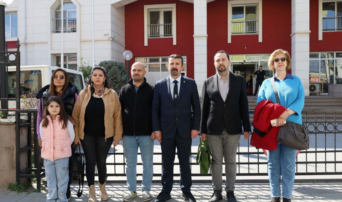 Manisa’da okulda Atatürk’e hakaret ettiği ileri süren öğretmen gözaltında Doğan ÇİZMECİ / TURGUTLU (Manisa), (DHA)-MANİSA'nın Turgutlu ilçesinde ders sırasında