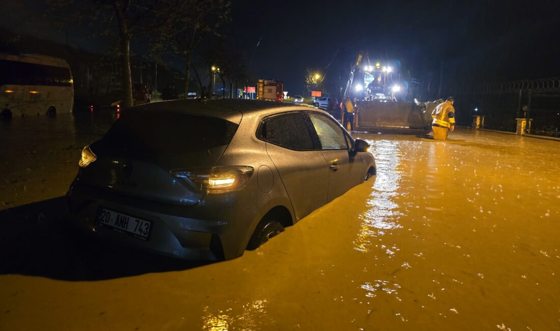 Manisa’da sağanak; araçlar yolda mahsur kaldı Doğan ÇİZMECİ / TURGUTLU (Manisa), (DHA)-MANİSA’nın Turgutlu ilçesinde etkili olan