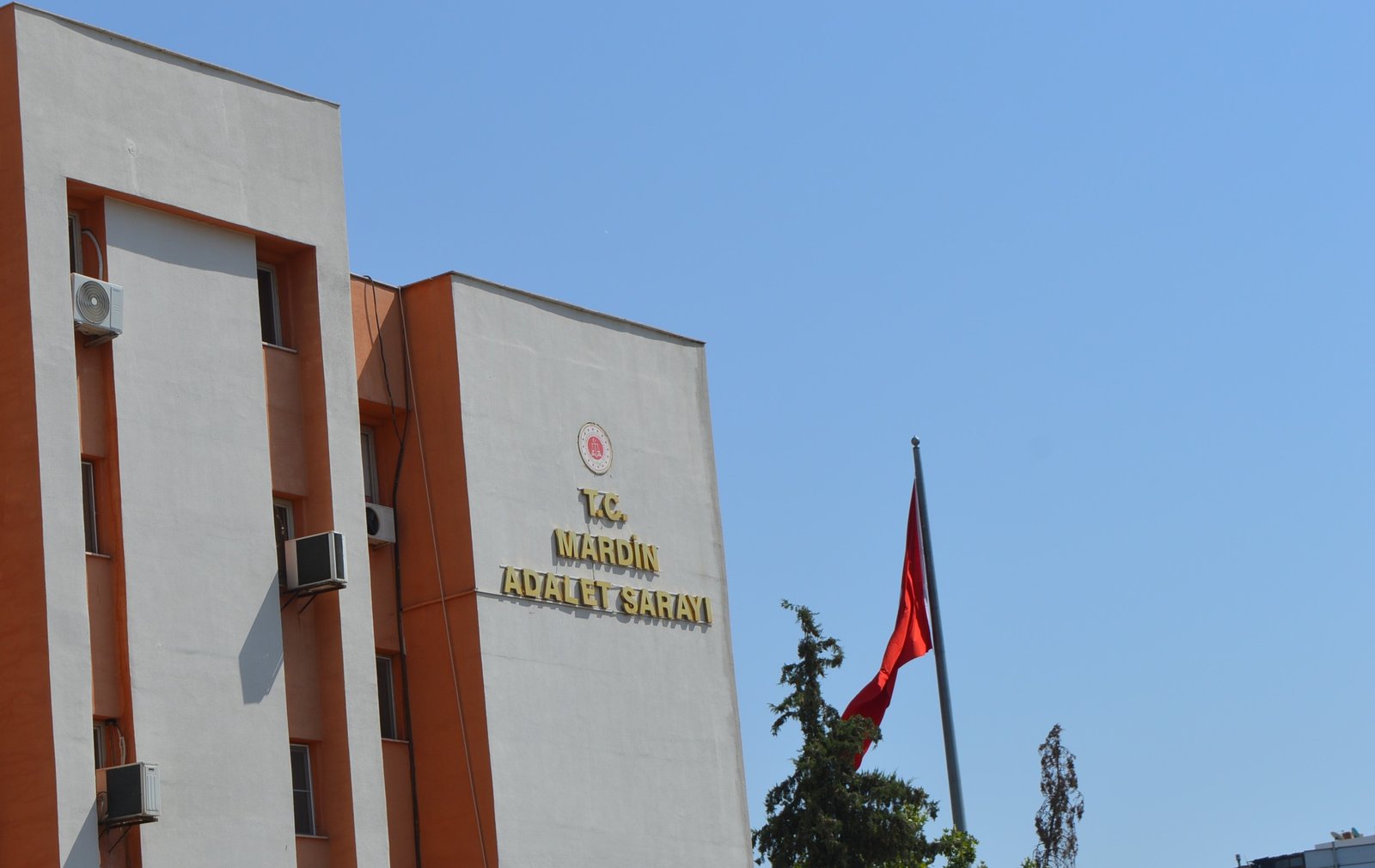 Salih KESKİN/ MARDİN, (DHA)- MARDİN'in Mazıdağı ilçesinde meskenlerinde tabanca ile