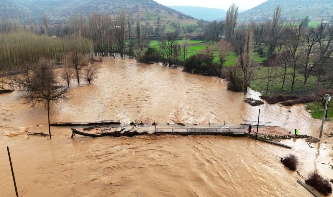 YIKILAN KÖPRÜ HAVADAN GÖRÜNTÜLENDİ Mardin’de etkisini sürdüren sağanak sonrası oluşan