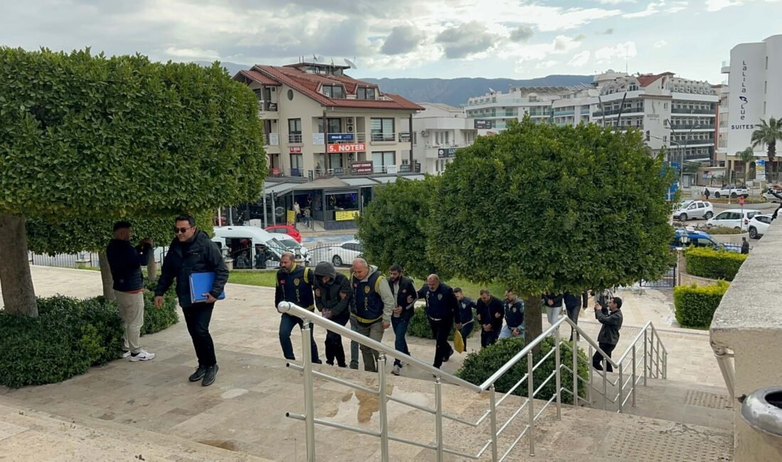 Marmaris’te kart dolandırıcıları tutuklandı Yaren ÖZDEMİR/ MARMARİS(Muğla), (DHA)- MUĞLA’nın Marmaris ilçesinde, yabancı uyruklu turistlerin