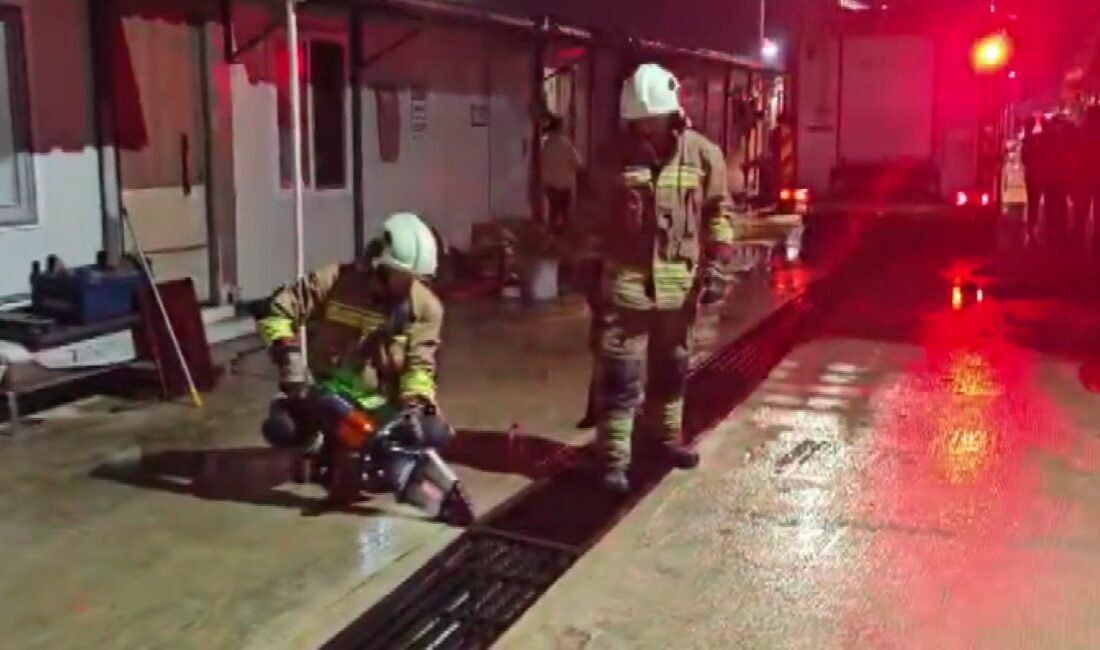 Ufuk AKTUĞ/İSKENDERUN(Hatay),(DHA)- HATAY'ın İskenderun ilçesinde mazgal altında mahsur kalan yeni