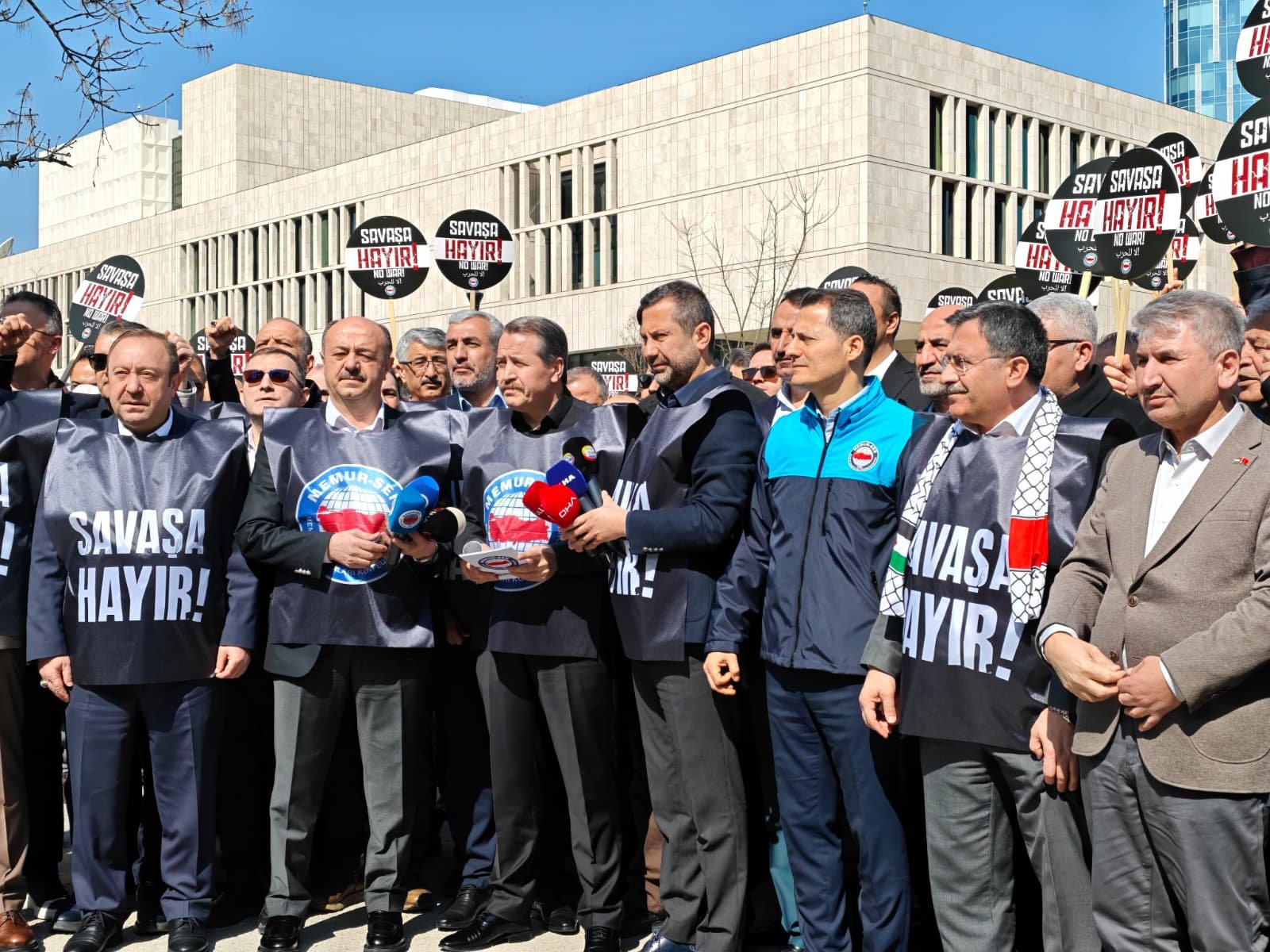 Kübra SONKAYA-Batuhan DURNAOĞLU/ANKARA, (DHA)- MEMUR Sendikaları Konfederasyonu (Memur-Sen) üyeleri, ABD
