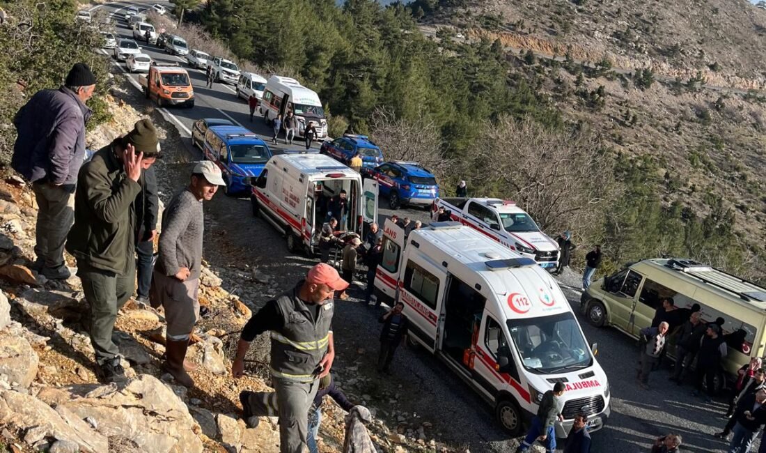 Mersin’de emekçi servisi, uçurumdan yuvarlandı; 3 meyyit, 11 yaralı ANAMUR (Mersin), (DHA)- MERSİN'in Anamur ilçesinde personelleri taşıyan servis minibüsü