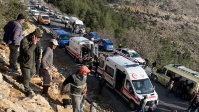 ANAMUR (Mersin), (DHA)- MERSİN'in Anamur ilçesinde personelleri taşıyan servis minibüsü