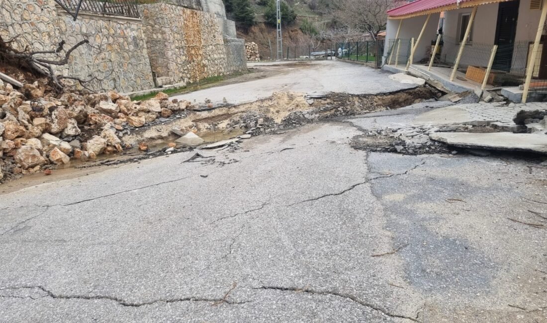 MERSİN, (DHA)- MERSİN'de meydana gelen toprak kayması nedeniyle bazı evler