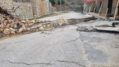 MERSİN, (DHA)- MERSİN'de meydana gelen toprak kayması nedeniyle bazı evler