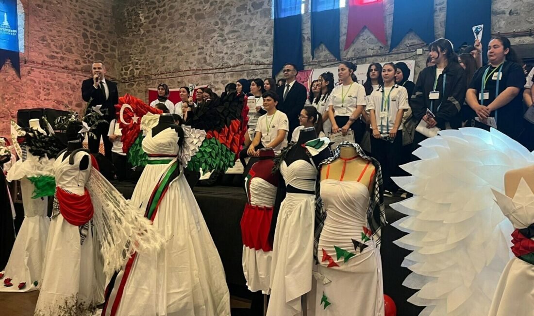 Meslek lisesi öğrencileri Filistin’i kumaşla anlattı Yağmur ÖNGÜN/İZMİR, (DHA)- İZMİR’de Tarihi Havagazı Fabrikası’nda düzenlenen 'Zarafetin Dokunuşu